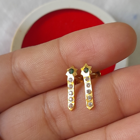 Beautiful new flower desine studs - Picture 14 of 16